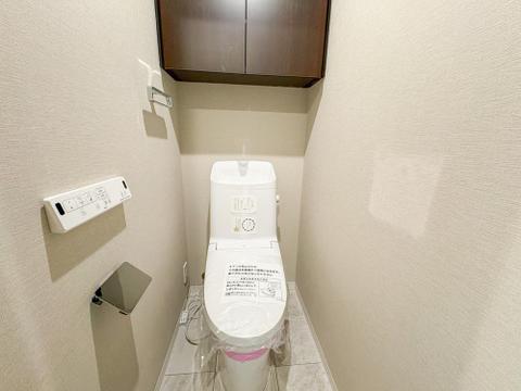白を基調とした清潔感あふれるトイレは、ご家族皆様が安心して使える快適な空間です。新しい設備で、毎日を気持ちよくスタートできます。