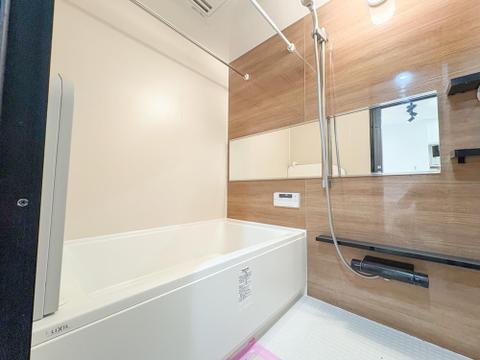 広々とした浴槽で、お子様との楽しいバスタイムを。一日の疲れを洗い流し、家族の笑顔が溢れる癒しの空間です。