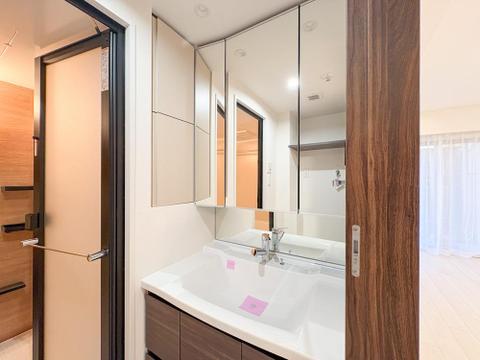 清潔感あふれる洗面所は、三面鏡と豊富な収納で使い勝手抜群。忙しい朝も、家族みんなで快適に身支度を整えられます。