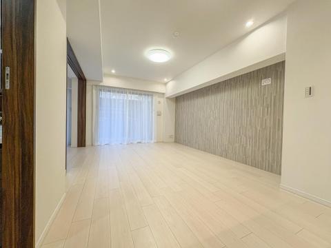 南向きの大きな窓から陽光が降り注ぐ、明るく開放的なリビング。家族の笑い声が響き渡り、毎日がかけがえのない思い出となるでしょう。木のぬくもりを感じるフローリングも魅力です。