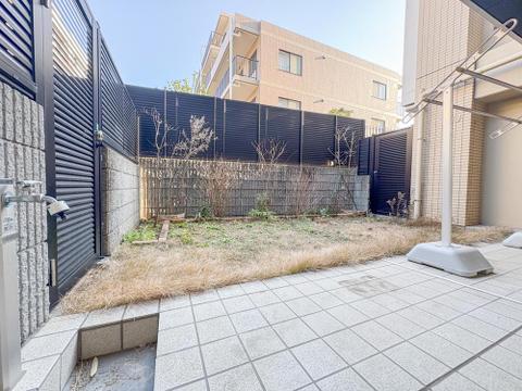 気持ちの良い青空が広がる開放的なバルコニー。たっぷりの陽光で洗濯物もよく乾き、家族の笑顔が溢れる空間です。