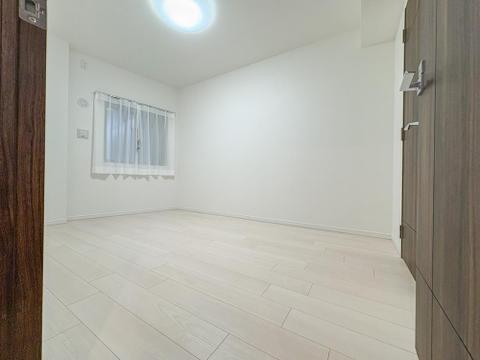 陽光が降り注ぐ明るい洋室は、お子様の成長に合わせて様々に活用できる空間です。豊富な収納で、家族みんなの荷物もすっきり片付きます。