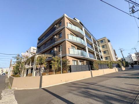 柔らかな陽光が差し込む、環境豊かなマンション