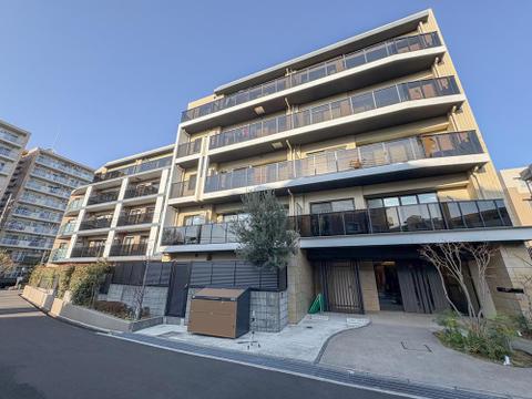 青空に映えるモダンな外観が印象的なマンションです。敷地内駐車場も完備しており、お子様との外出もスムーズ。家族の毎日を彩る住まいです。