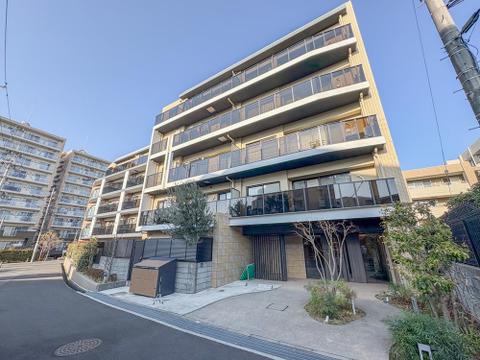 洗練されたデザインの低層マンションは、各住戸に駐車場を完備し、家族の送迎やお買い物に便利です。