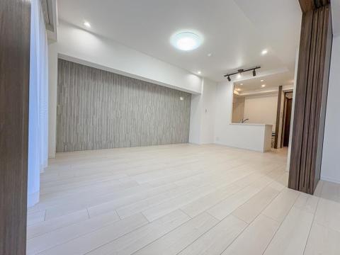 大きな窓から陽光が降り注ぐ、明るく開放的なリビングです。家族の笑顔が自然と集まる、心地よい空間で団らんのひとときを。