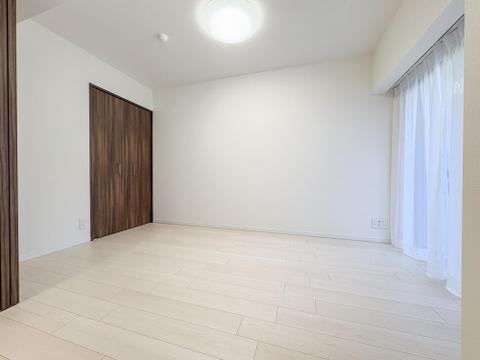 明るい陽光が降り注ぐ、木のぬくもりを感じるフローリングは、家族の笑顔と会話が弾む、心地よい空間を演出します。