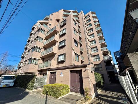 ワンフロアで完結する生活動線が魅力のマンション。階段の上り下りがないフラットな設計で、日々の家事や移動がスムーズです。管理体制がしっかりしているため、共用部分も美しく保たれており、快適に暮らせます。