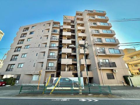 落ち着いた色調とデザインが特徴の外観は、住む人の心を和ませる上品な佇まい。高級感と清潔感が漂い、安心して暮らせる住環境を実感できます。