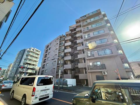 存在感のある外観が特徴のマンション。落ち着いたデザインとしっかりとした構造が安心感をもたらし、住まいとしての信頼性が感じられる美しい造りです。