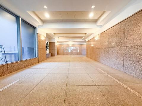 ロビーは明るく開放的で、住まいの第一印象を高める上品な空間です。ゆったりとしたスペースがあり、住む人や来客の心を和ませてくれる、上質なひとときを提供してくれます。