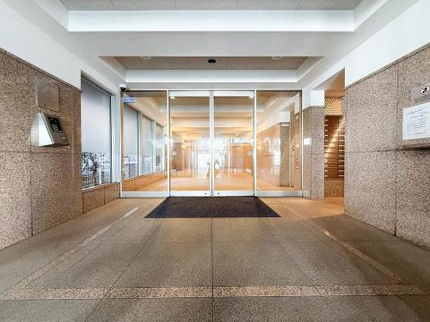 オートロック完備で、防犯面も安心な住環境。居住者以外の出入りが制限されているため、セキュリティ面で信頼性が高く、家族みんなが安心して暮らせるマンションです。