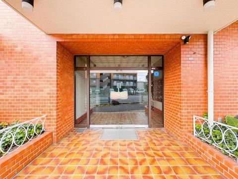 エントランスのゆとりある空間は、住む人を心地よく迎え入れます。美しいデザインと管理が行き届いた清潔感が魅力で、生活の質を高めてくれる特別な空間です。