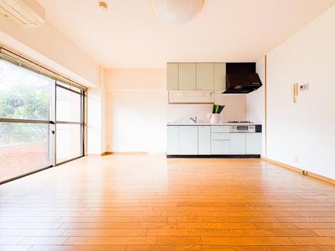 家族が自然と集まる広々としたリビング。大きな窓から陽の光が降り注ぎ、開放感と温もりが広がる空間です。ゆったりとくつろげる場所で、穏やかで心地よい時間を家族みんなで楽しめます。