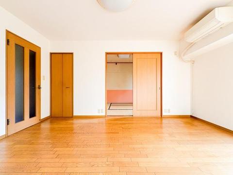 広々としたリビングは、家族全員がのびのびとくつろげる憩いの場所です。明るい光が差し込み、温かみのある空間が、毎日の生活をより豊かで楽しいものにしてくれます。家族みんなで集まるのが楽しみです。