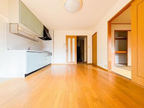 リビングに広がる開放的な空間は、家族が自然と集まり笑顔が絶えない場所。大きな窓から差し込む光が明るさと心地よさをもたらし、毎日の暮らしにゆとりと穏やかさを与えてくれる、家族の憩いの場所です。