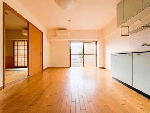 陽光あふれる広々リビングは、家族が集い笑顔が自然と生まれる温かい場所。心穏やかな時間がゆっくりと流れ、日々の暮らしがより豊かに彩られる、そんな快適な空間がここにあります。