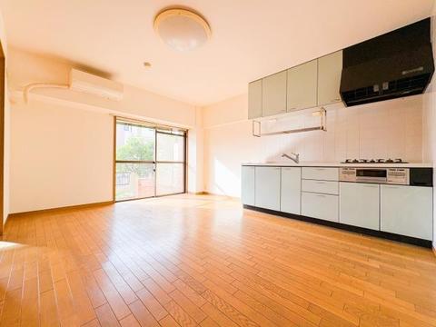 リビングに差し込む陽光が、家族みんなの笑顔を引き立ててくれる明るい空間です。ゆったりとした広さで、それぞれが穏やかに過ごせる心地よい場所。毎日がより楽しくなる、家族の大切な時間を紡ぐリビングです。