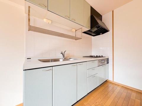 広々としたキッチンは、家族みんなで料理を楽しむのにぴったり。収納力が充実しており、調理器具や食材もすっきり片付けられます。さらに、お手入れがしやすい設計で、毎日の料理が快適に進みます。