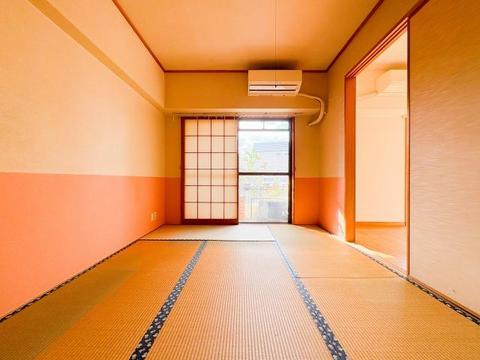 リビングに隣接した和室は、家族のくつろぎやゲストのおもてなしスペースとしても活用できる便利な空間。引き戸を開ければリビングと一体化し、閉めればプライベートな空間として使える柔軟性が魅力です。