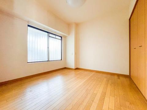 広々とした居室は、たっぷりと日差しが差し込み、ゆったりとしたくつろぎのひとときを楽しめる空間です。清潔感と快適さが保たれており、穏やかで心地よい毎日を支えてくれます。