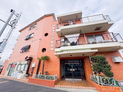 スタイリッシュで洗練された外観が、毎日帰宅するのを楽しみにさせてくれます。上質なデザインが目を引き、住む人にも訪れる人にも好印象を与える美しい佇まいが魅力です。