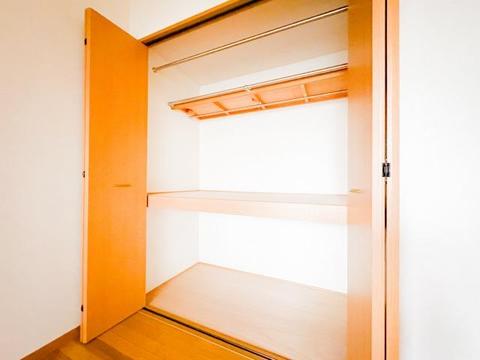 居室にはたっぷりの収納スペースが備わり、衣類や小物をすっきりと整理整頓できます。整理がしやすく、居室を広々と使えるため、快適で清潔感のある空間が保たれます。