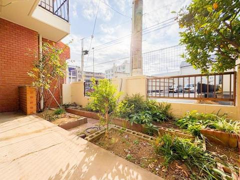 広々としたお庭は、ガーデニングや家庭菜園を楽しむスペースとしてお勧めです。ゆったりとした空間で、季節ごとの植物を育てる楽しみが広がり、外でのひとときをのんびりと過ごせます。穏やかで心癒される空間です。