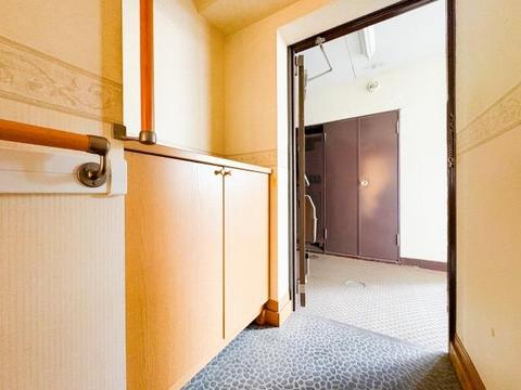 広々とした玄関スペースは、家族や来客を温かく迎え入れる心地よい空間です。ゆとりあるスペースがあるため、荷物の置き場にも困らず、快適な住まいの入り口としての機能が充実しています。