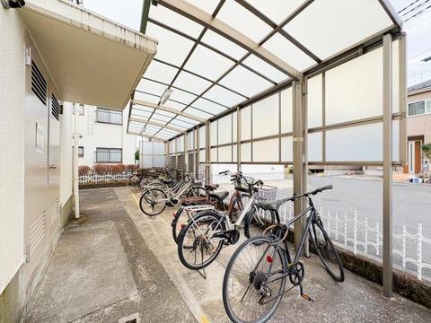 敷地内の駐輪場は、自転車を使う方にとって便利な設備です。整ったスペースで、通勤や通学にも安心して利用でき、日々の生活に利便性と快適さをプラスしてくれます。