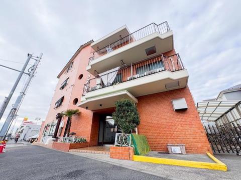 落ち着いた色調とデザインが特徴の外観は、住む人の心を和ませる上品な佇まい。高級感と清潔感が漂い、安心して暮らせる住環境を実感できます。