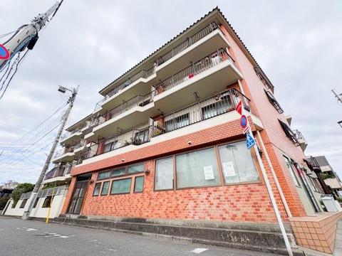 存在感のある外観が特徴のマンション。落ち着いたデザインとしっかりとした構造が安心感をもたらし、住まいとしての信頼性が感じられる美しい造りです。