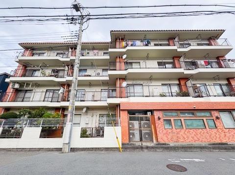 外観はシンプルながらも洗練されたデザインで、周囲の街並みにも調和しています。品のある佇まいが、暮らしに安心感と誇りをもたらしてくれます。