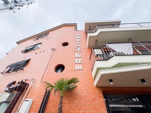 ワンフロアで完結する生活動線が魅力のマンション。階段の上り下りがないフラットな設計で、日々の家事や移動がスムーズです。管理体制がしっかりしているため、共用部分も美しく保たれており、快適に暮らせます。