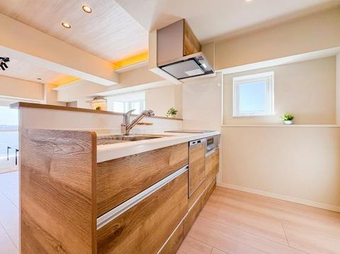 対面式のシステムキッチンで、リビングを見渡しながら料理ができる開放感。広いカウンターと豊富な収納スペースが、調理をよりスムーズに。居心地の良い空間で、料理をしながらコミュニケーションが生まれます。