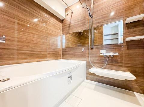 ゆったりとした広さのバスルームで、1日の疲れを癒す贅沢な時間が過ごせます。清潔感とモダンなデザインが、快適な入浴タイムを提供し、リラックスできる空間で一日の締めくくりの時間をお過ごしいただけます。