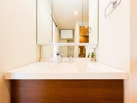 使い勝手が良い洗面化粧台は、収納力も豊富で清潔感が保たれた空間。シンプルでモダンなデザインが、朝の支度を快適にしてくれます。毎日の生活がよりスムーズに整います。