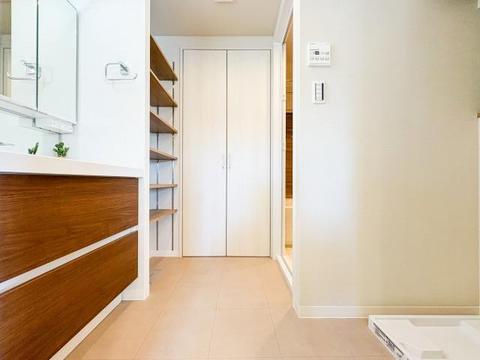 洗面脱衣所の広々としたスペースは、洗濯や着替えがしやすく、清潔感あふれる快適な空間です。収納も充実しており、家族全員が使いやすい設計が日常生活を支えてくれます。