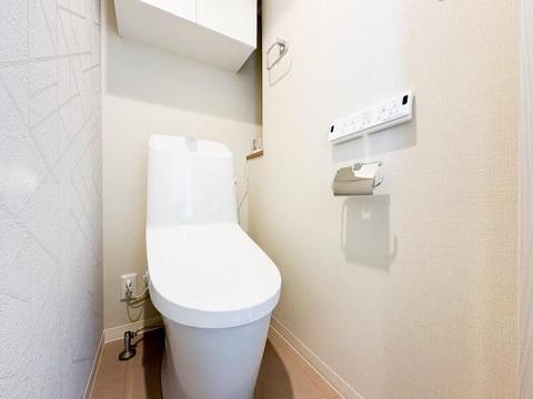 清潔感のあるトイレは、シンプルでモダンなデザインが魅力です。広めのスペースでゆったりと使えるため、毎日の生活がより快適に。綺麗だからこその心地よさを感じられる空間です。