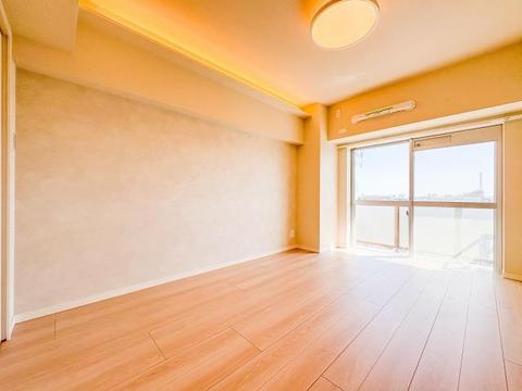 広々とした居室は、たっぷりと日差しが差し込み、ゆったりとしたくつろぎのひとときを楽しめる空間です。清潔感と快適さが保たれており、穏やかで心地よい毎日を支えてくれます。