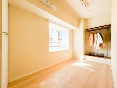 広めの居室は、趣味や仕事にも使える多機能なスペースが魅力です。明るく開放的な雰囲気に包まれており、リラックスした時間を過ごせる快適な居住空間が広がっています。