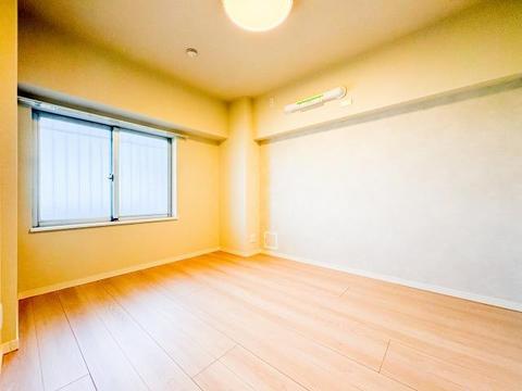 窓から差し込む柔らかな光が心地よい居室は、広さがあり、のびのびとした気分で過ごせます。趣味やリラックスの時間を楽しめる多用途な空間で、心安らぐ毎日が広がります。