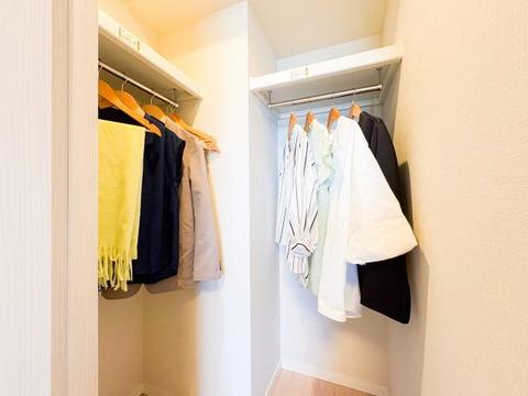 ゆとりのあるウォークインクローゼットは、洋服やバッグなどをまとめて整理できる便利な空間です。収納力に優れており、すっきりと片付くため、衣類の管理がしやすく、毎日の支度がスムーズになります。