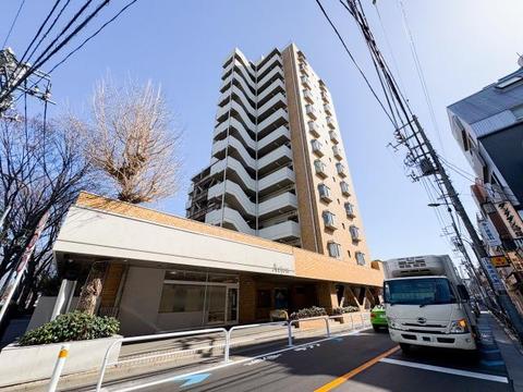 落ち着いた佇まいが魅力のマンションで、帰宅するたびにほっとする安らぎが感じられます。高級感と清潔感が漂う外観が、暮らしに彩りを添えてくれる住まいです。