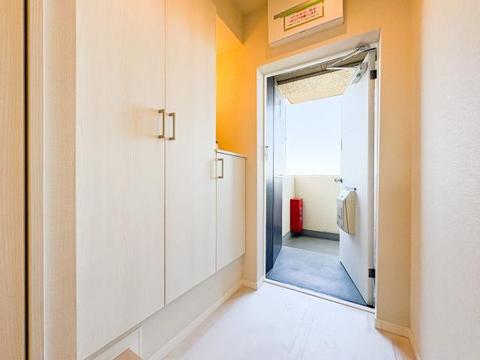 広々とした玄関スペースは、家族や来客を温かく迎え入れる心地よい空間です。ゆとりあるスペースがあるため、荷物の置き場にも困らず、快適な住まいの入り口としての機能が充実しています。