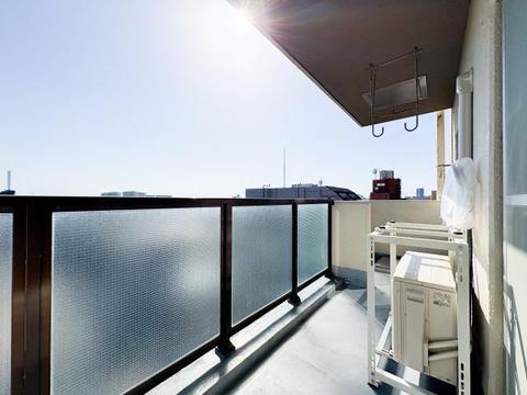 広々としたバルコニーは、植物やインテリアを楽しむスペースにぴったり。風通しが良く、晴れた日には日向ぼっこが楽しめる快適な空間です。季節ごとの変化を感じながらリラックスしたひとときを過ごせます。