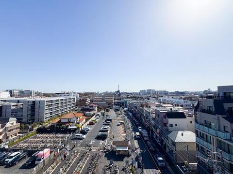 眺望が魅力の住まいで、窓からの景色が心を癒してくれます。季節ごとに移ろう風景を楽しめ、心安らぐ時間が流れる空間が広がります。毎日の生活に豊かさを与えてくれる場所です。