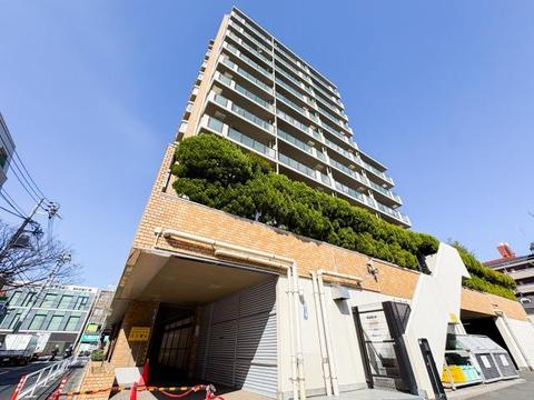 ワンフロアで完結する生活動線が魅力のマンション。階段の上り下りがないフラットな設計で、日々の家事や移動がスムーズです。管理体制がしっかりしているため、共用部分も美しく保たれており、快適に暮らせます。