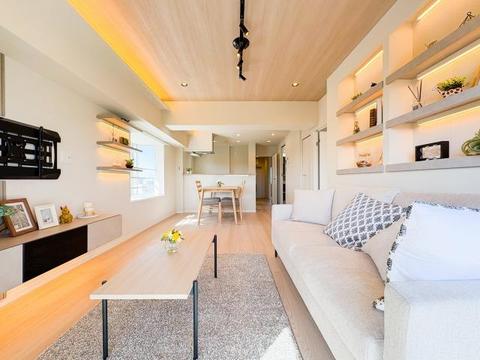 家族が自然と集まる広々としたリビング。大きな窓から陽の光が降り注ぎ、開放感と温もりが広がる空間です。ゆったりとくつろげる場所で、穏やかで心地よい時間を家族みんなで楽しめます。