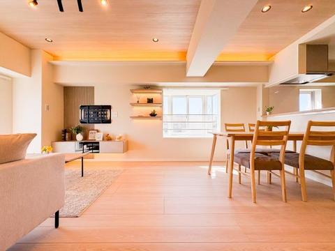 広々としたリビングは、家族全員がのびのびとくつろげる憩いの場所です。明るい光が差し込み、温かみのある空間が、毎日の生活をより豊かで楽しいものにしてくれます。家族みんなで集まるのが楽しみです。